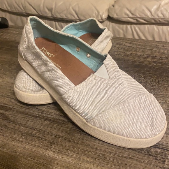 Toms Shoes - TOMS Size 7 Shoes slip on vintage look